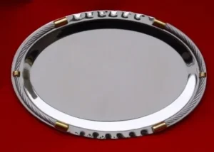 Distinguida bandeja ovalada con soga de acero inoxidable. Su diseño elíptico con moldura de cordón simboliza la unión y el prestigio. El set de Nevey Medallas incluye grabado láser, atril de apoyo y caja de presentación.