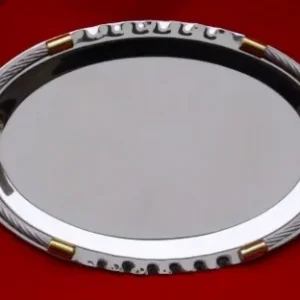 Distinguida bandeja ovalada con soga de acero inoxidable. Su diseño elíptico con moldura de cordón simboliza la unión y el prestigio. El set de Nevey Medallas incluye grabado láser, atril de apoyo y caja de presentación.