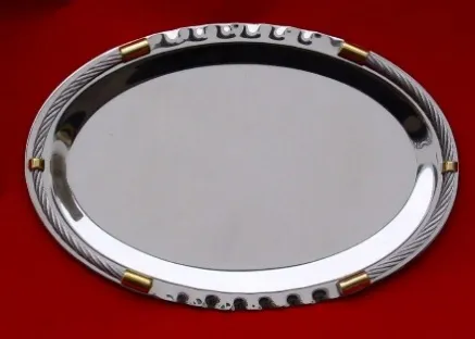 Distinguida bandeja ovalada con soga de acero inoxidable. Su diseño elíptico con moldura de cordón simboliza la unión y el prestigio. El set de Nevey Medallas incluye grabado láser, atril de apoyo y caja de presentación.