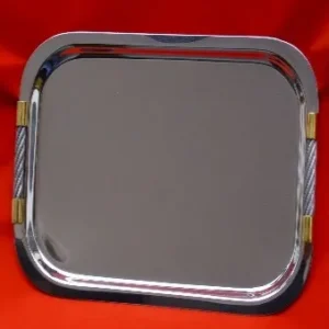 Exclusiva bandeja con moldura de soga artesanal y detalles en bronce. Un diseño simbólico que representa la unión y el trabajo en equipo sobre una base de acero pulido espejo. Incluye grabado láser, atril de apoyo y caja de presentación de Nevey Medallas.