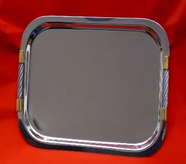 Exclusiva bandeja con moldura de soga artesanal y detalles en bronce. Un diseño simbólico que representa la unión y el trabajo en equipo sobre una base de acero pulido espejo. Incluye grabado láser, atril de apoyo y caja de presentación de Nevey Medallas.