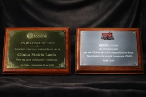 Plaquetas de Aluminio Dorado y Aluminio | Nevey Medallas