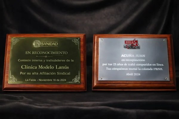 Plaquetas de Aluminio Dorado y Aluminio | Nevey Medallas