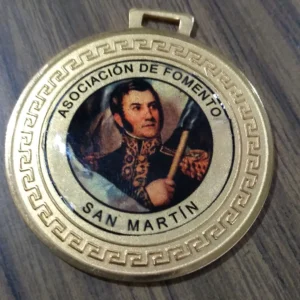 medallón de hierro con dome y grabado