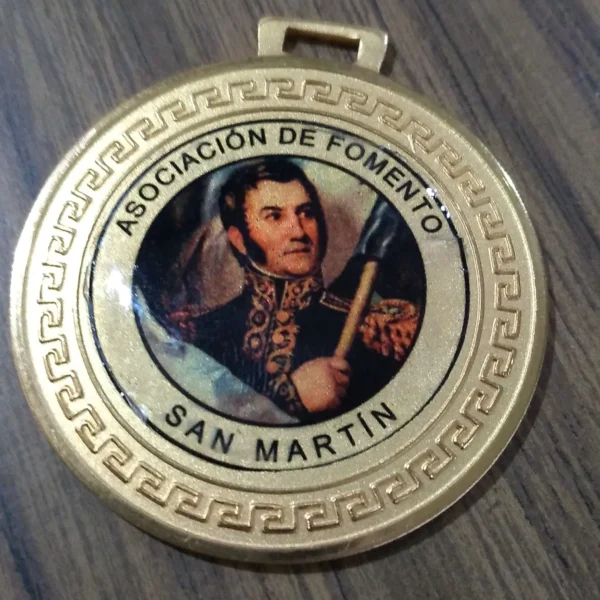 medallón de hierro con dome y grabado