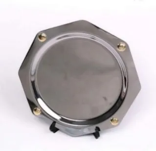 alt="Plato octogonal de acero inoxidable pulido con botones de bronce y grabado láser personalizado"