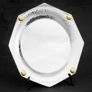 plato-octogonal-martele-con-boton-detalles-orfebreria-nevey-medallas