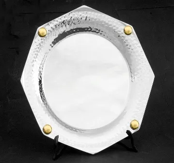 plato-octogonal-martele-con-boton-detalles-orfebreria-nevey-medallas