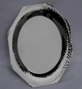 alt="Plato octogonal martelé con grabado láser personalizado
