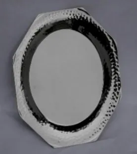 alt="Plato octogonal martelé con grabado láser personalizado