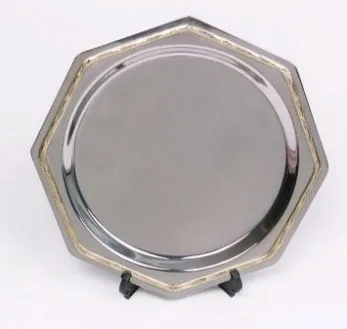 alt="Plato octogonal de acero inoxidable con moldura trenzada con grabado láser personalizado"