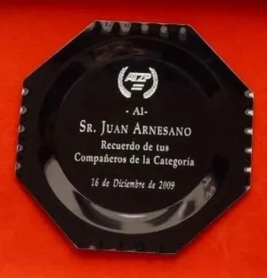 Plato Octogonal Negro Cincelado