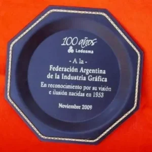 plato-homenaje-octogonal-aluminio-negro-moldura-perle-nevey