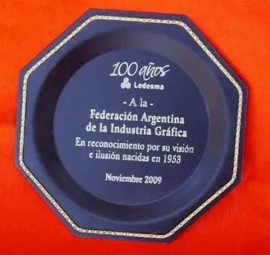 plato-homenaje-octogonal-aluminio-negro-moldura-perle-nevey