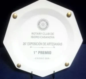 plato-octogonal-blanco-con-boton-y-caja-nevey-medallas