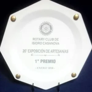 plato-octogonal-blanco-con-boton-y-caja-nevey-medallas