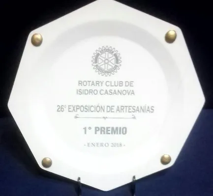 plato-octogonal-blanco-con-boton-y-caja-nevey-medallas