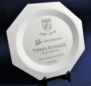 plato-octogonal-blanco-con-caja-y-atril-nevey-medallas