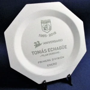 plato-octogonal-blanco-con-caja-y-atril-nevey-medallas