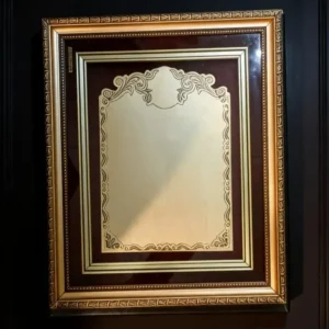 Plaqueta conmemorativa tipo cuadro con acabado en oro, marco decorativo y estuche de lujo de Nevey Medallas. Modelo 1700