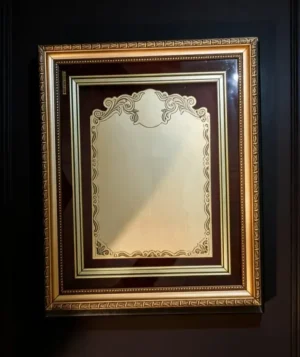 Plaqueta conmemorativa tipo cuadro con acabado en oro, marco decorativo y estuche de lujo de Nevey Medallas. Modelo 1700