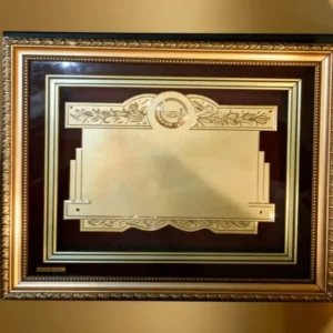 Plaqueta conmemorativa tipo cuadro con acabado en oro, marco decorativo y estuche de lujo de Nevey Medallas. Modelo 1900