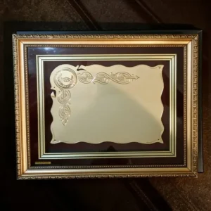 Plaqueta conmemorativa tipo cuadro con acabado en oro, marco decorativo y estuche de lujo de Nevey Medallas. Modelo 2000