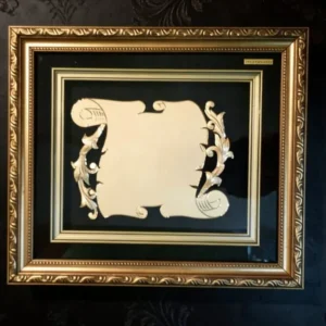 Plaqueta conmemorativa tipo cuadro con acabado en oro, marco decorativo y estuche de lujo de Nevey Medallas. Modelo 3400