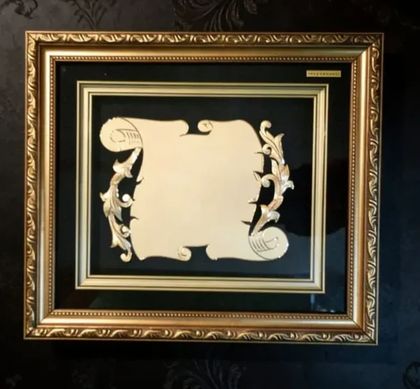 Plaqueta conmemorativa tipo cuadro con acabado en oro, marco decorativo y estuche de lujo de Nevey Medallas. Modelo 3400