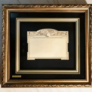 Plaqueta conmemorativa tipo cuadro con acabado en oro, marco decorativo y estuche de lujo de Nevey Medallas. Modelo 3500