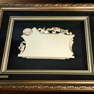 Plaqueta conmemorativa tipo cuadro con acabado en oro, marco decorativo y estuche de lujo de Nevey Medallas. Modelo 3600