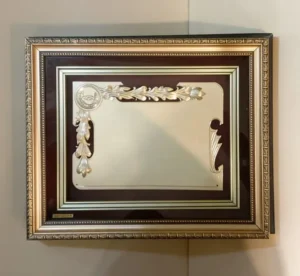 Plaqueta conmemorativa tipo cuadro con acabado en oro, marco decorativo y estuche de lujo de Nevey Medallas. Modelo 4200