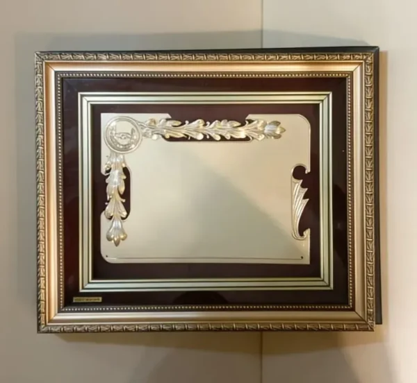 Plaqueta conmemorativa tipo cuadro con acabado en oro, marco decorativo y estuche de lujo de Nevey Medallas. Modelo 4200