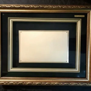 Plaqueta conmemorativa tipo cuadro con acabado en oro, marco decorativo y estuche de lujo de Nevey Medallas. Modelo 5200 rotulo