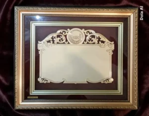 Plaqueta conmemorativa tipo cuadro con acabado en oro, marco decorativo y estuche de lujo de Nevey Medallas. modelo 5400