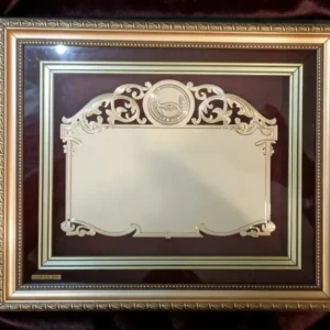 Plaqueta conmemorativa tipo cuadro con acabado en oro, marco decorativo y estuche de lujo de Nevey Medallas. modelo 5400