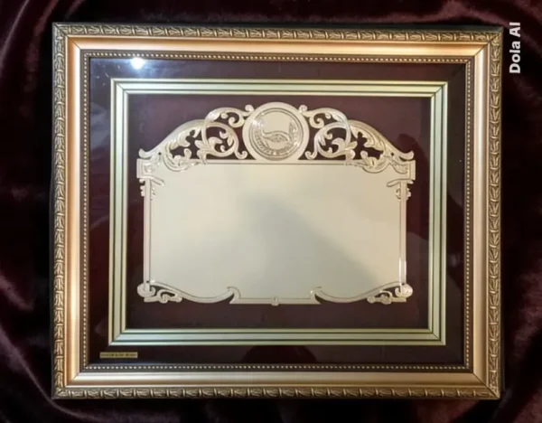 Plaqueta conmemorativa tipo cuadro con acabado en oro, marco decorativo y estuche de lujo de Nevey Medallas. modelo 5400