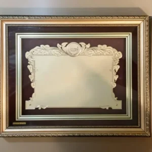 Plaqueta conmemorativa tipo cuadro con acabado en oro, marco decorativo y estuche de lujo de Nevey Medallas. modelo 5900