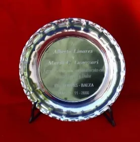 plato-redondo-cincelado-simple-con-estuche-y-atril-nevey