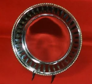 plato-redondo-cincelado-gajos-moldura-perle-nevey-medallas