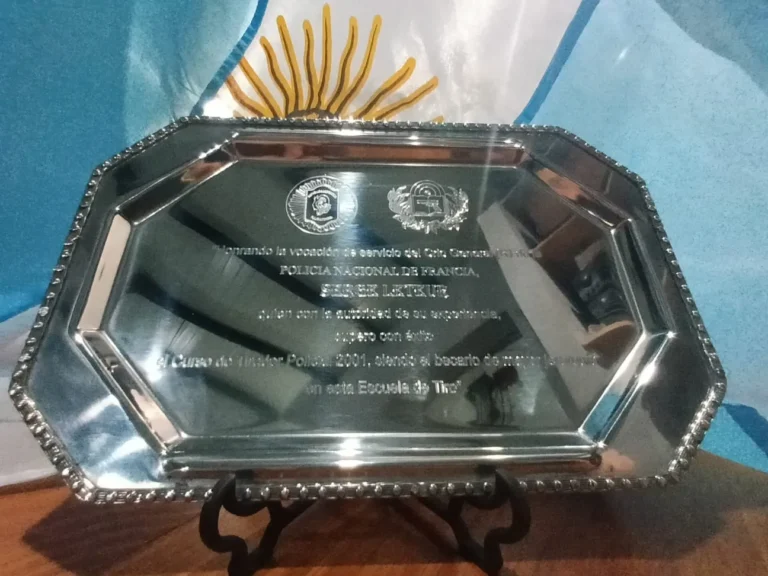 bandeja homenaje grabada con diamante Nevey Medallas