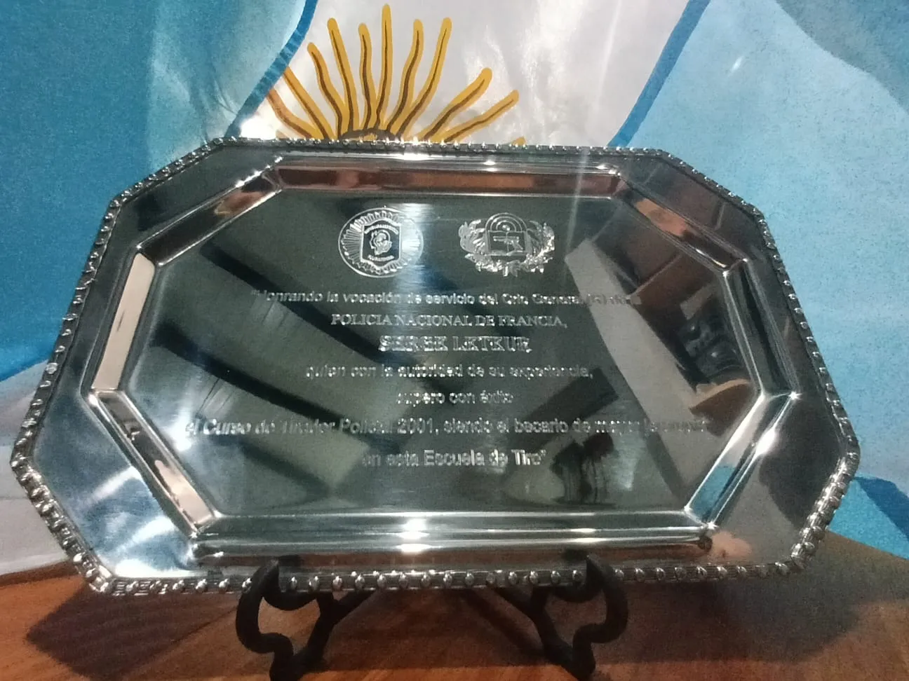 bandeja homenaje grabada con diamante Nevey Medallas