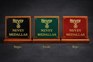 plaqueta personalizada de madera con bronce bicapa [NEGRO/BORDO/VERDE] Nevey Medallas modelo