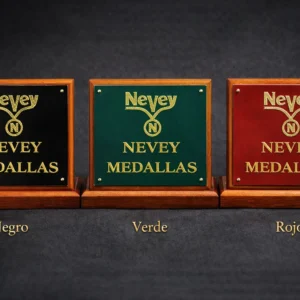 plaqueta personalizada de madera con bronce bicapa [NEGRO/BORDO/VERDE] Nevey Medallas modelo