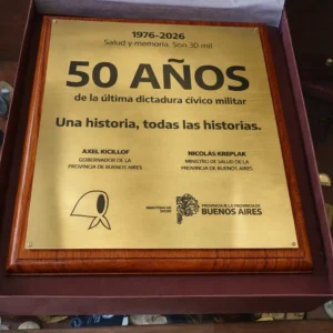 plaqueta conmemorativa chapa bronce oro con grabado negro