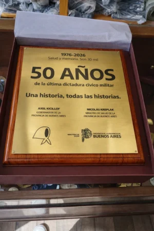 plaqueta conmemorativa chapa bronce oro con grabado negro