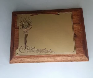 plaqueta conmemorativa de madera y oro para homenaje modelo 1000mb