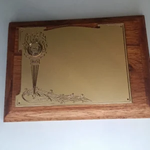 plaqueta conmemorativa de madera y oro para homenaje modelo 1000mb