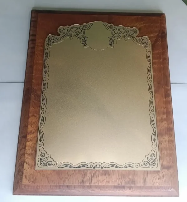 plaqueta conmemorativa de madera y oro para homenaje modelo 1700bm