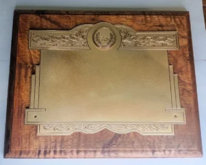 plaqueta conmemorativa de madera y oro para homenaje modelo 1900bm